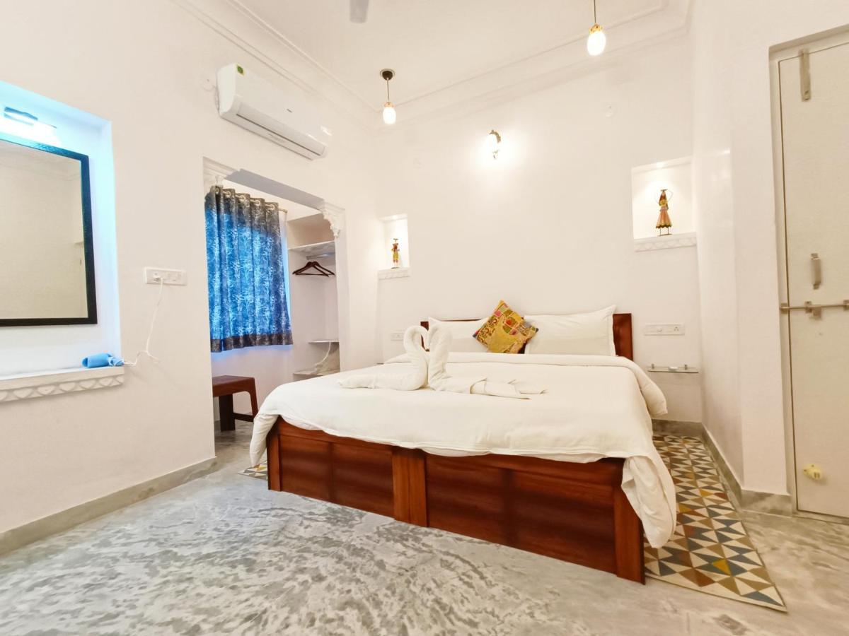 ホテル Prakash Ji'S Haveli -Luxurious Lakeside Retreat- ウダイプル エクステリア 写真