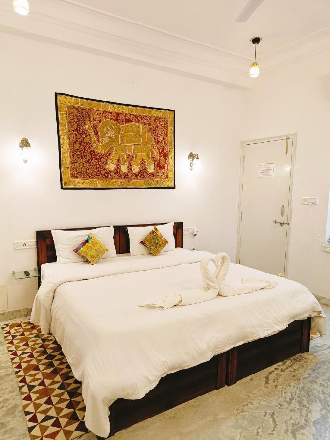 ホテル Prakash Ji'S Haveli -Luxurious Lakeside Retreat- ウダイプル エクステリア 写真