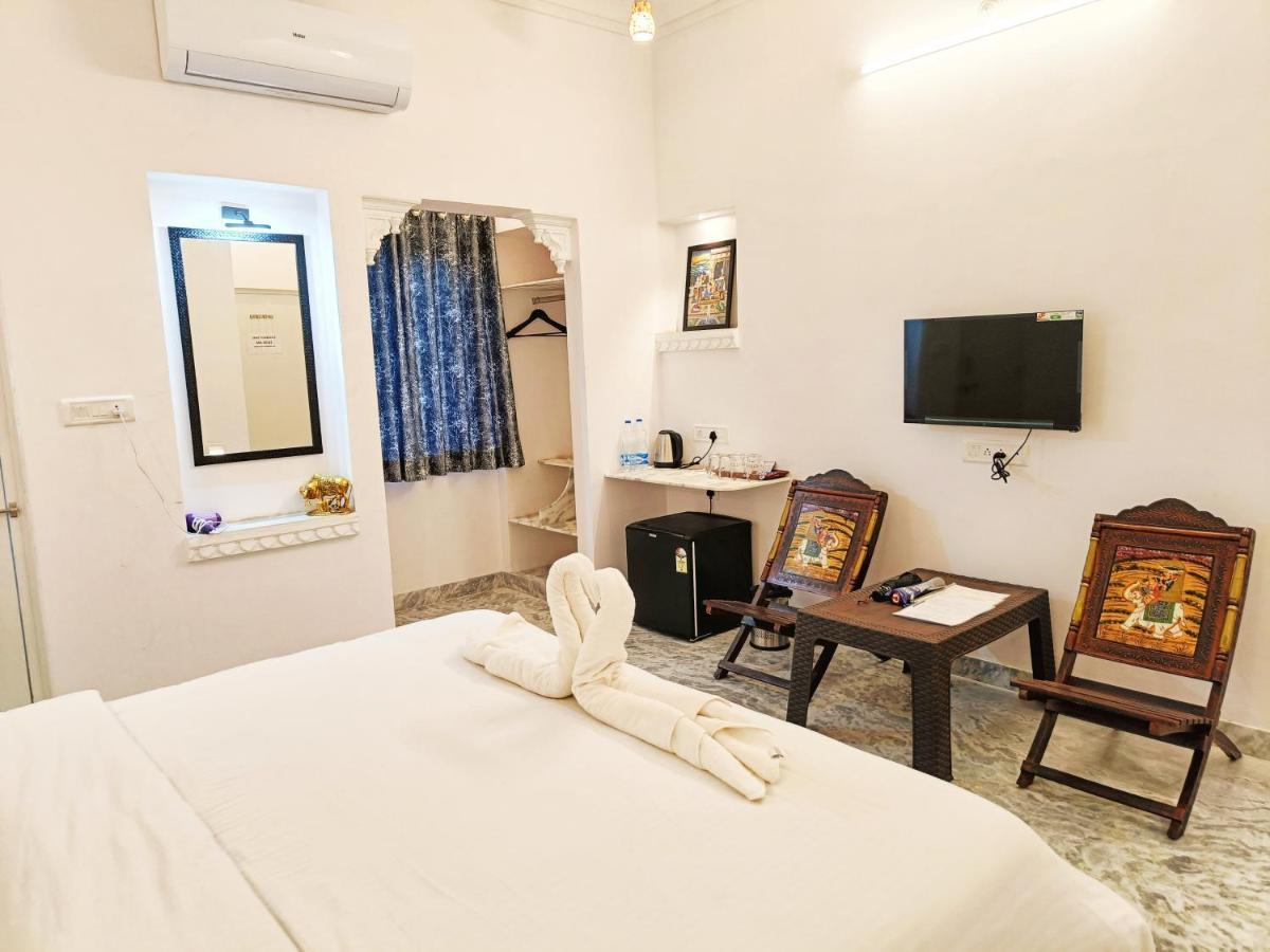 ホテル Prakash Ji'S Haveli -Luxurious Lakeside Retreat- ウダイプル エクステリア 写真