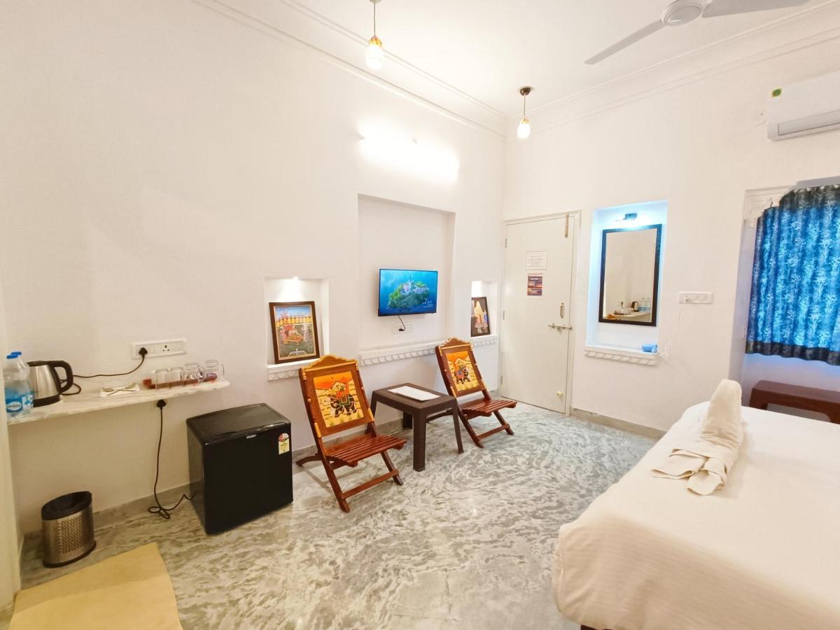 ホテル Prakash Ji'S Haveli -Luxurious Lakeside Retreat- ウダイプル エクステリア 写真