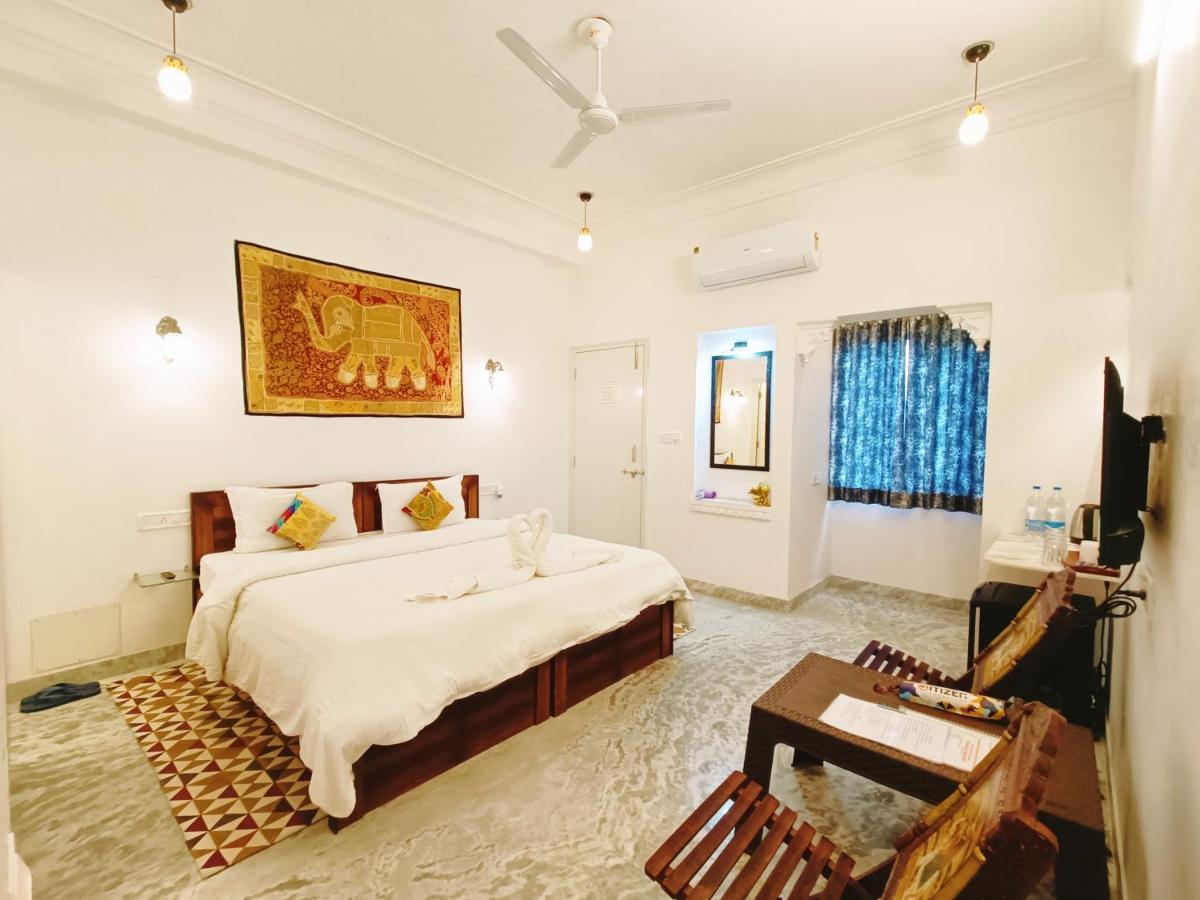 ホテル Prakash Ji'S Haveli -Luxurious Lakeside Retreat- ウダイプル エクステリア 写真