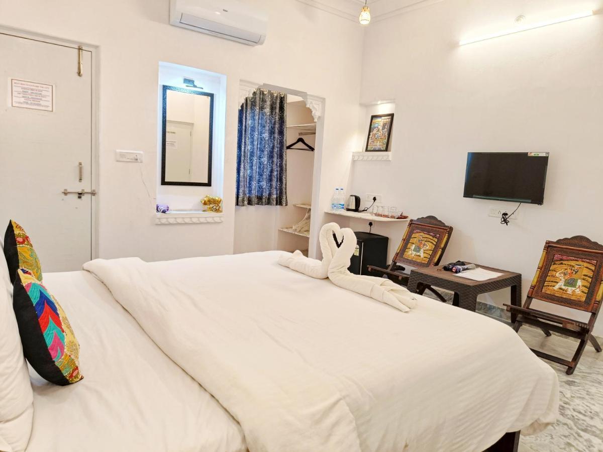 ホテル Prakash Ji'S Haveli -Luxurious Lakeside Retreat- ウダイプル エクステリア 写真