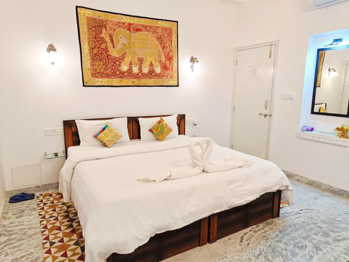 ホテル Prakash Ji'S Haveli -Luxurious Lakeside Retreat- ウダイプル エクステリア 写真